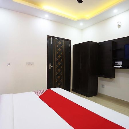 Готель Oyo Flagship 42619 Diamond Key Делі Екстер'єр фото